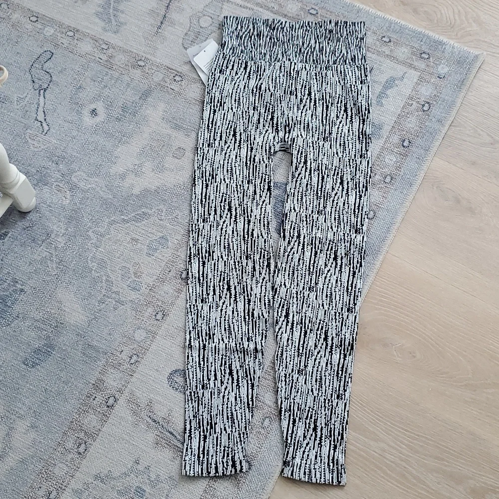 NWT Athleta Flurry Elemental Tight Leggings Black/White SzS